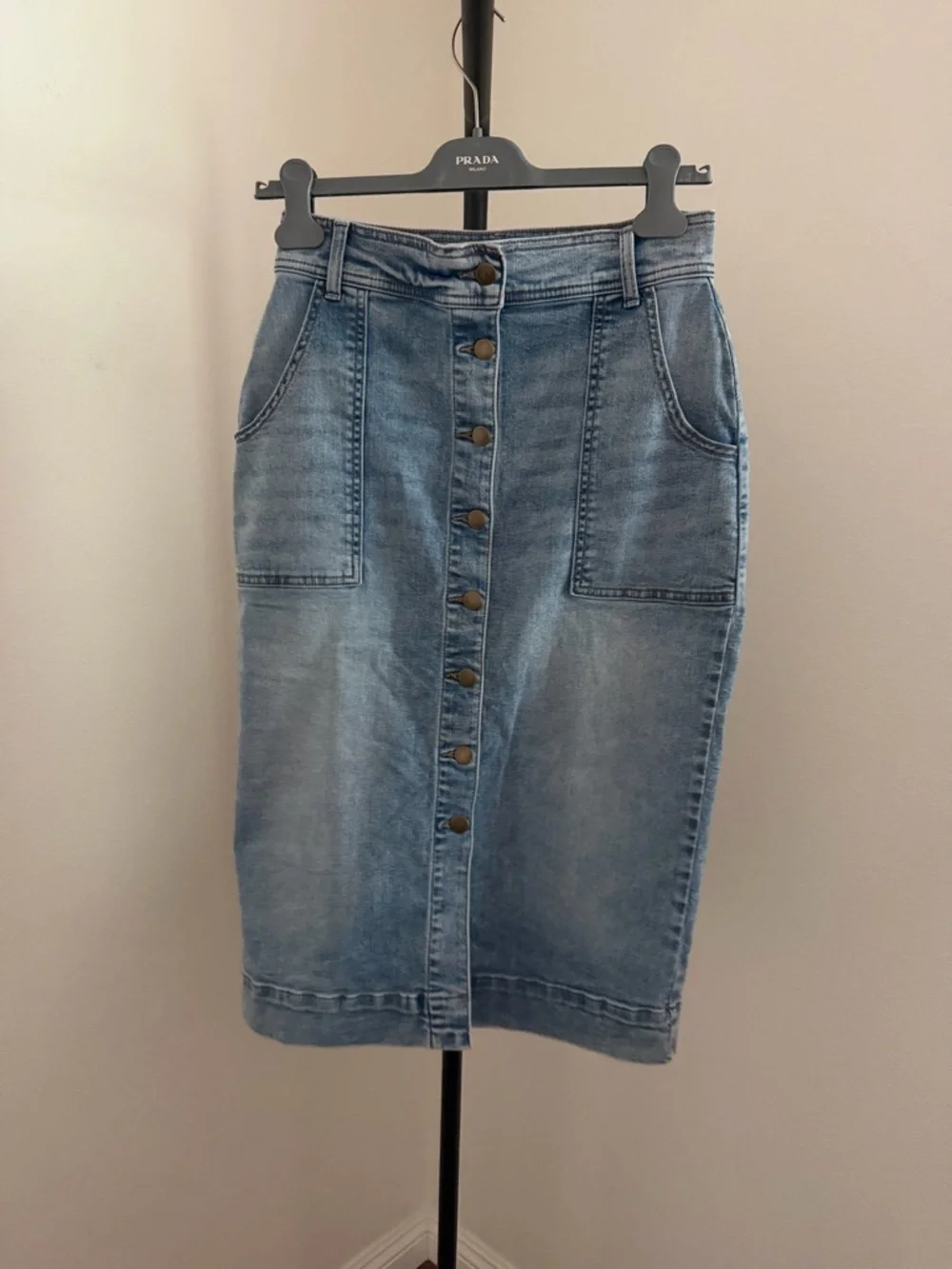 Evereve Light Wash Button-Front Denim Midi Skirt - Blue - Picture 3 of 6
